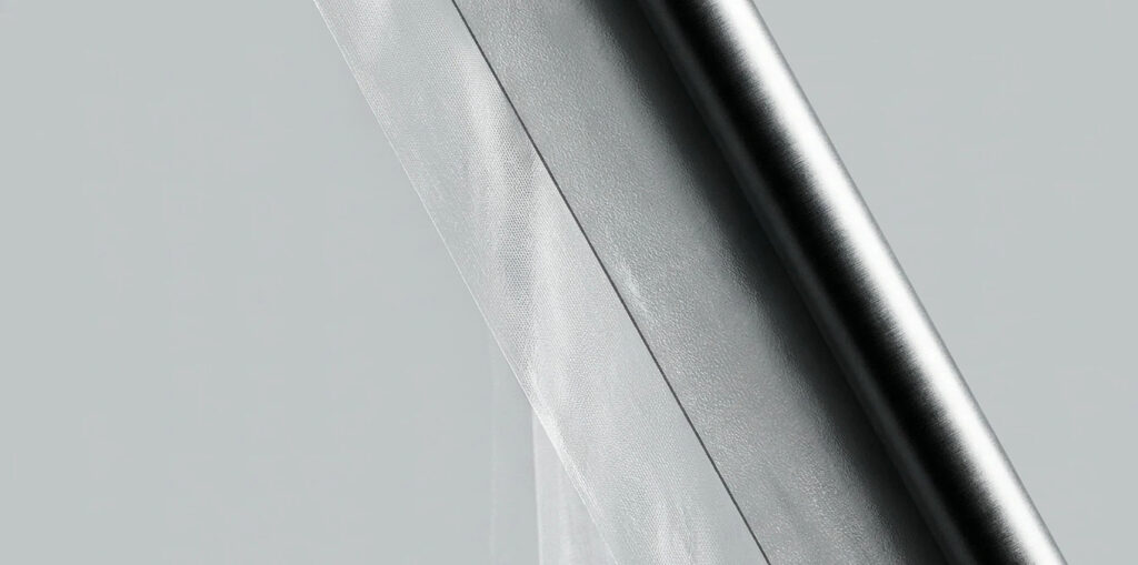 Uma comparação técnica de geomembranas de HDPE vs LLDPE mostrando a textura da superfície e a densidade do material para revestimentos resistentes a produtos químicos.